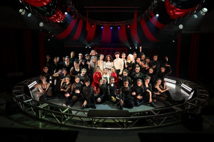 Pippin+cast+striking+their+final+pose+of+the+show.+