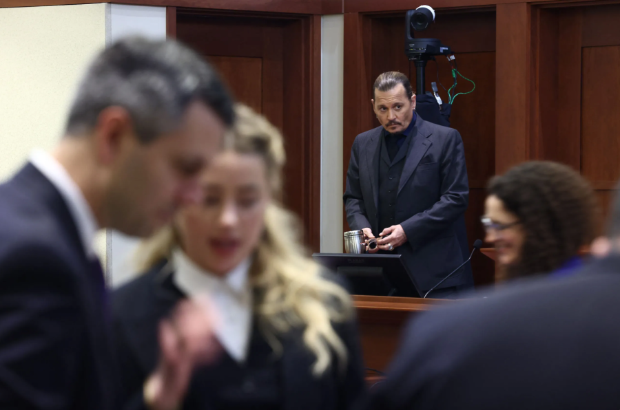 Depp+looking+at+Heard+in+the+courtroom.+