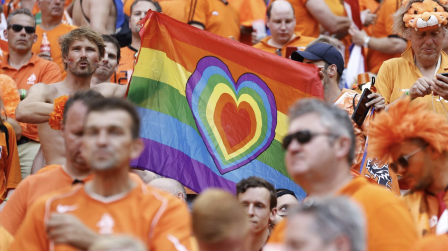Netherland%E2%80%99s+fans+hold+up+an+LGBTQ+flag+to+protest+the+Qatar+World+Cup%09