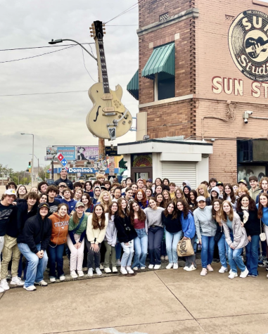 The 11th graders outside of Sun Studios in Memphis after their tour there.