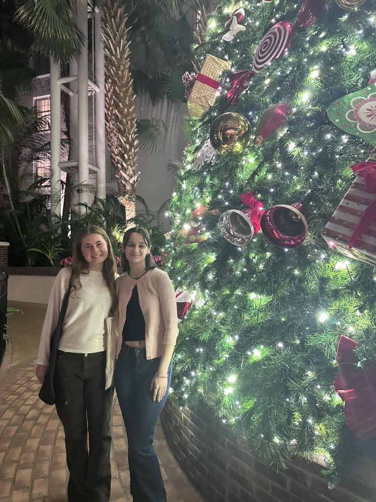 SJ and EKL enjoyed the decorations!